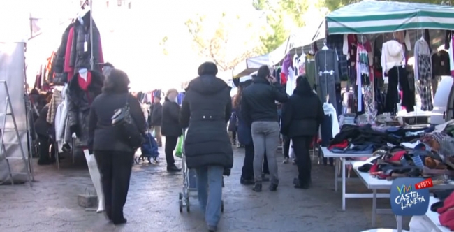 AMBULANTI VS VIGILI, ALTISSIMA TENSIONE TRA LE BANCARELLE DEL MERCATO AMBULANTI VS VIGILI, ALTISSIMA TENSIONE TRA LE BANCARELLE DEL MERCATO