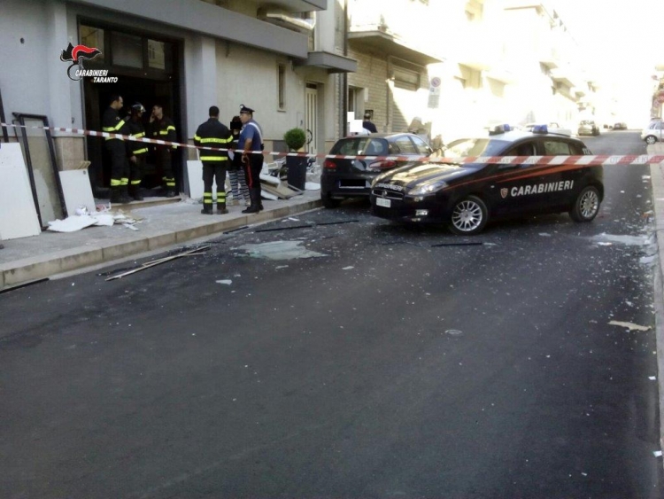 LATERZA, ATTENTATO DINAMITARDO IN ATTIVITÀ COMMERCIALE LATERZA, ATTENTATO DINAMITARDO IN ATTIVITÀ COMMERCIALE