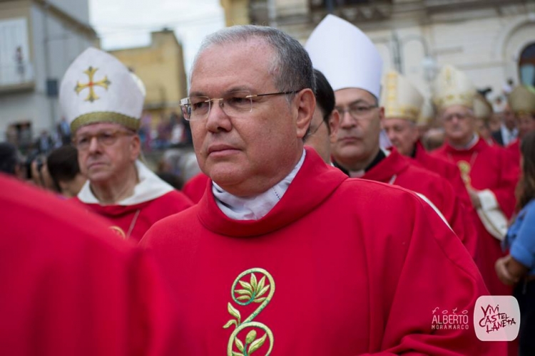 DON PEPPINO FAVALE È IL NUOVO VESCOVO DELLA DIOCESI DI CONVERSANO-MONOPOLI DON PEPPINO FAVALE È IL NUOVO VESCOVO DELLA DIOCESI DI CONVERSANO-MONOPOLI
