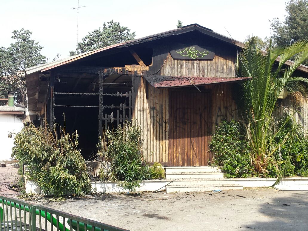 IN FIAMME IL CHIOSCO-RISTORANTE DELLA VILLA DEI CIGNI IN FIAMME IL CHIOSCO-RISTORANTE DELLA VILLA DEI CIGNI