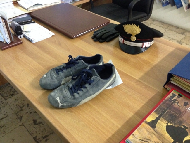 IL GIALLO DEL SUICIDIO, ECCO LE SCARPE RITROVATE