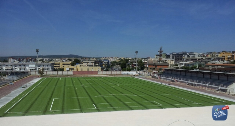 COMUNALE DE BELLIS, UNO STADIO NOBILE CON LA PISTA DI ATLETICA COLORATA DI BLU COMUNALE DE BELLIS, UNO STADIO NOBILE CON LA PISTA DI ATLETICA COLORATA DI BLU