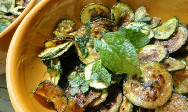 RICETTA DI ZUCCHINE ALLA POVERELLA RICETTA DI ZUCCHINE ALLA POVERELLA