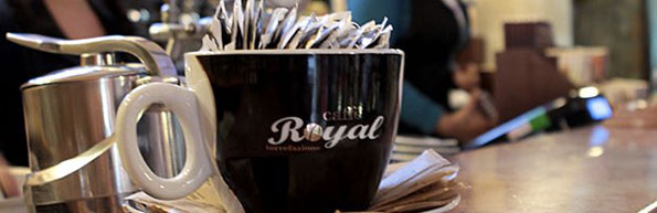 CAFFÈ MANIA: DA COFFEE SHOP CIALDE E CAPSULE... ANCHE QUELLE DI UOMINI E DONNE CAFFÈ MANIA: DA COFFEE SHOP CIALDE E CAPSULE... ANCHE QUELLE DI UOMINI E DONNE