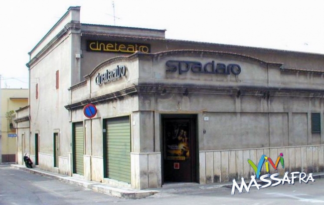 RIPRENDONO LE EMOZIONI DEL GRANDE SCHERMO AL CINEMA SPADARO RIPRENDONO LE EMOZIONI DEL GRANDE SCHERMO AL CINEMA SPADARO