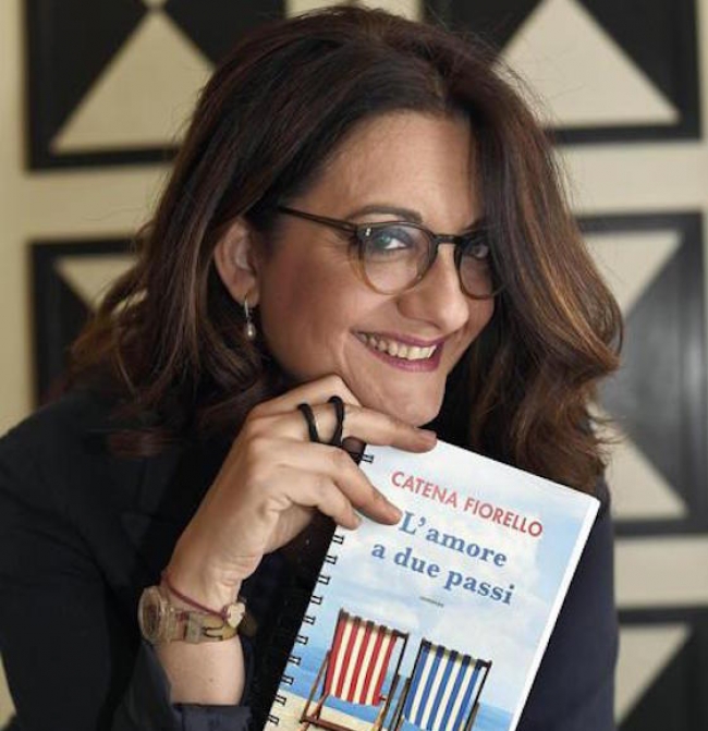 CATENA FIORELLO IN ANTEPRIMA PRESENTA IL SUO NUOVO ROMANZO “L’AMORE A DUE PASSI” CATENA FIORELLO IN ANTEPRIMA PRESENTA IL SUO NUOVO ROMANZO “L’AMORE A DUE PASSI”