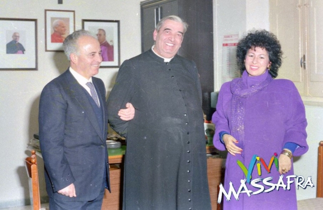 MASSAFRA SALUTA UNO DEI SUOI FIGLI MIGLIORI MASSAFRA SALUTA UNO DEI SUOI FIGLI MIGLIORI