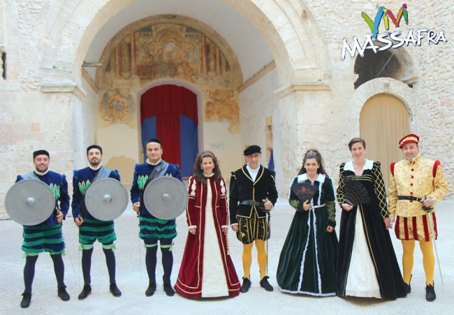 I FIGURANTI DEL “PALIO DELLA MEZZALUNA” OSPITI DEI MARCHESI D’AZZIA A LATERZA
