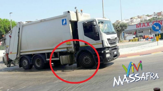 GLI AUTOMEZZI DIRETTI ALLA DISCARICA RIVERSANO SULLA STRADA STATALE IL PERCOLATO DEI RIFIUTI GLI AUTOMEZZI DIRETTI ALLA DISCARICA RIVERSANO SULLA STRADA STATALE IL PERCOLATO DEI RIFIUTI