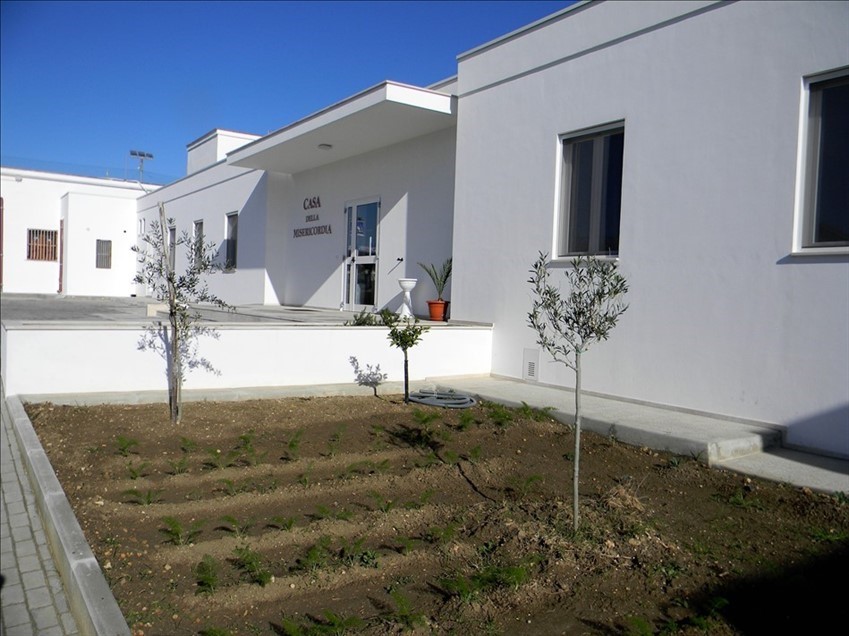 Castellaneta, Casa della Misericordia, esterno con l'angolo per l'orto