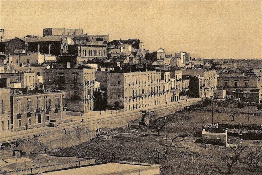 Palazzo Speziale con gli antistanti giardini