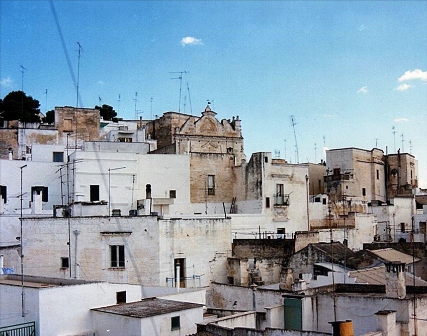 Chiesa Santa Maria dell'Aiuto nel panorama urbano del centro storico