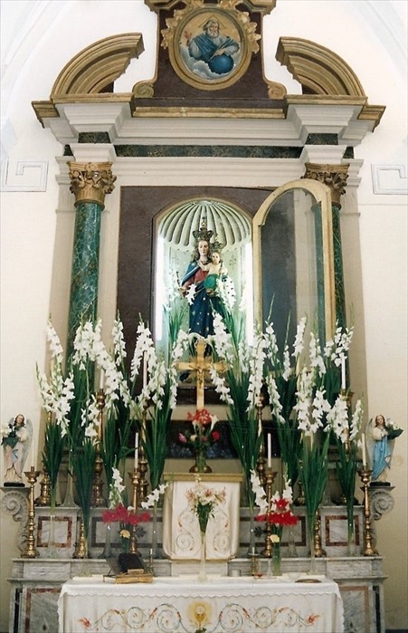 Chiesa Santa Maria dell'Aiuto. Altare con statua della Madonna