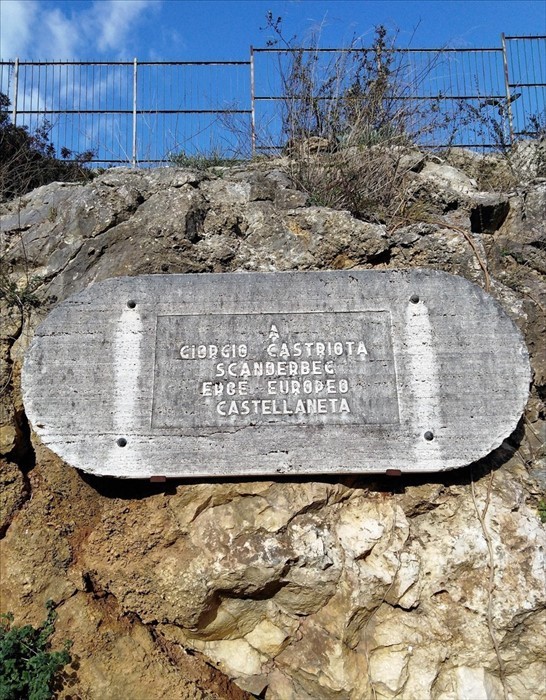 Piazza Scanderbeg, epigrafe commemorativa