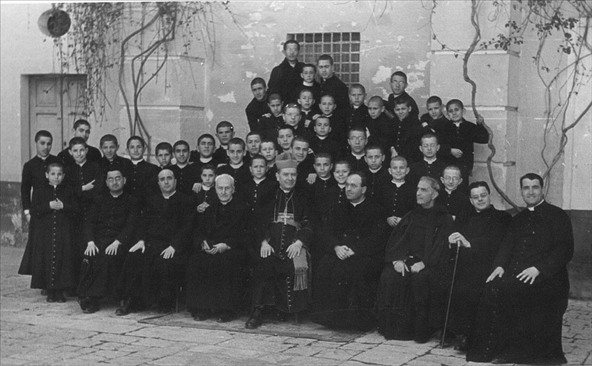 Seminario di Castellaneta: monsignor Donato Colafemmina, giovane insegnante, è il secondo a destra