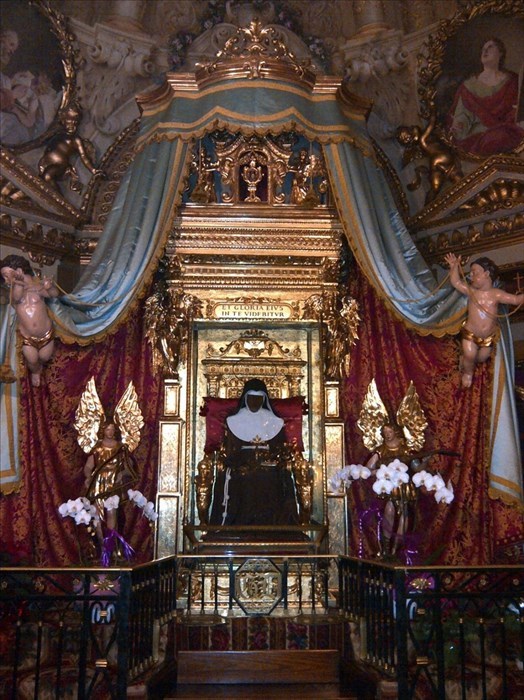 Bologna, nella sua cappella il corpo della santa in posizione seduta