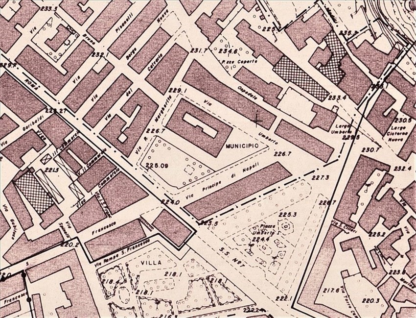 Planimetria di piazza Municipio che prima era l'Orto del Principe. L'attuale via Salvo D'Acquisto si chiamava via Umberto.