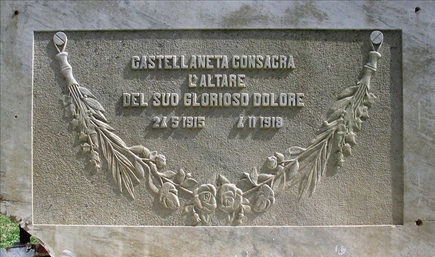 Una epigrafe dell'antico monumento conservata ora nel locale cimitero