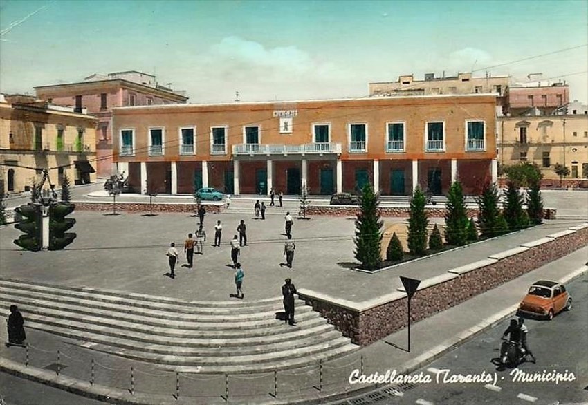 In cartolina il Municipio e la nuova piazza
