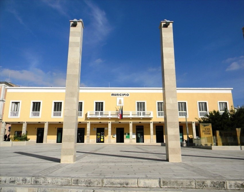 l Municipio e la piazza oggi dopo la radicale sistemazione del 2011