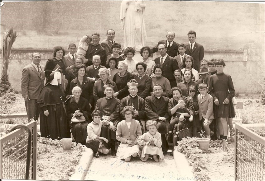 Foto di gruppo in occasione della visita all'Orfanotrofio (1963)