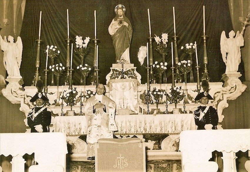 4 5 giugno 1964 Mons. Riezzo nella celebrazione dei Carabinieri