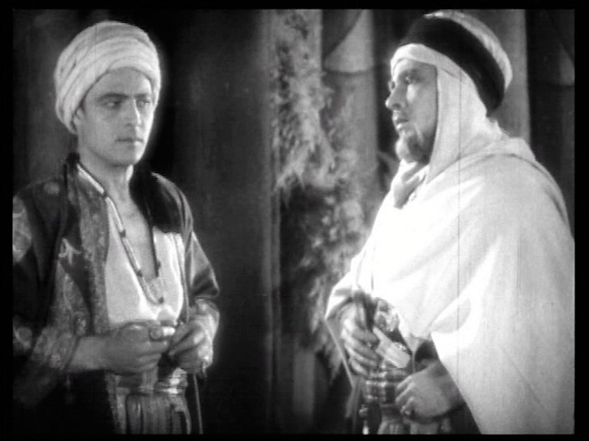 Valentino interprete nel doppio ruolo (contemporaneo) del padre Ahmed Ben Hassan e di suo figlio (dal film il figlio dello Sceicco)