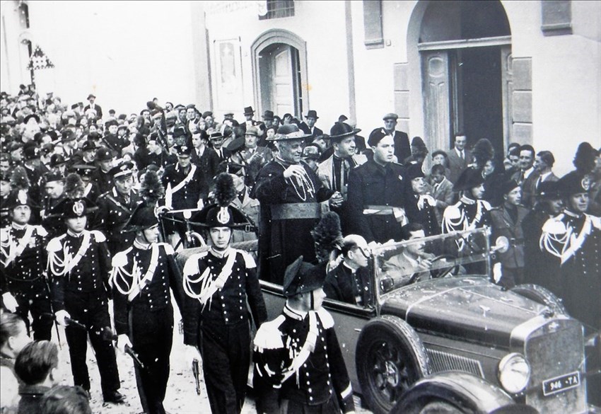 1938 Un giovane podestà (avv. Semeraro) con il cardinale di Napoli mons. Alessio Ascalesi  a Castellaneta per la conclusione del Congresso Eucaristico Diocesano