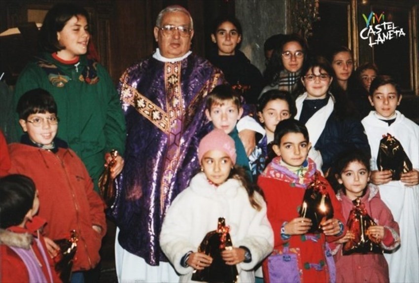 Monsignor Scarafile con i giovani
