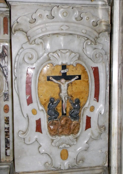 Ai lati dell'altare lo stemma (o impresa) della confraternita