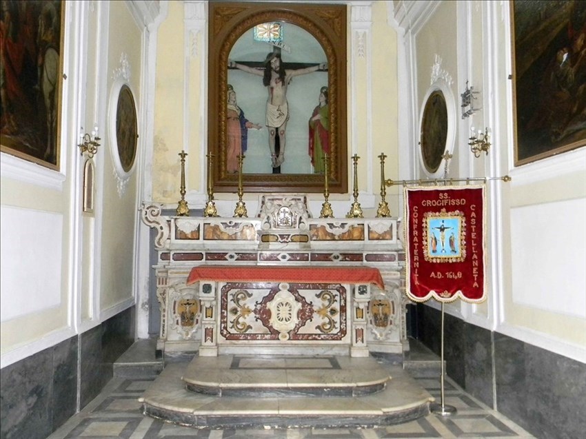 Altare nella cappella del Crocifisso
