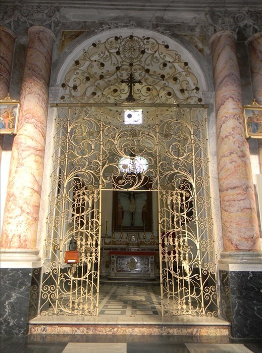 Ingresso alla cappella del Crocifisso dalla navata sinistra della Cattedrale