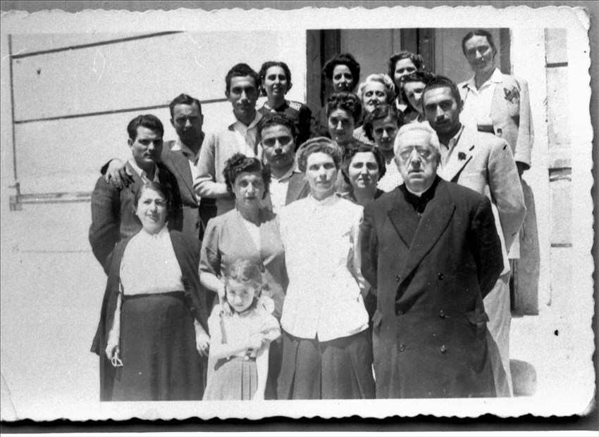 Castellaneta. Un gruppo di insegnanti nell'edificio scolastico da poco realizzato