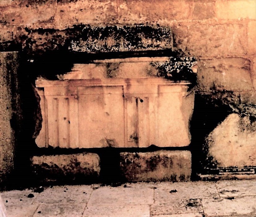 Agro di Castellaneta, Masseria Minerva, Elemento di trabeazione di stile dorico, da una probabile tomba a camera monumentale