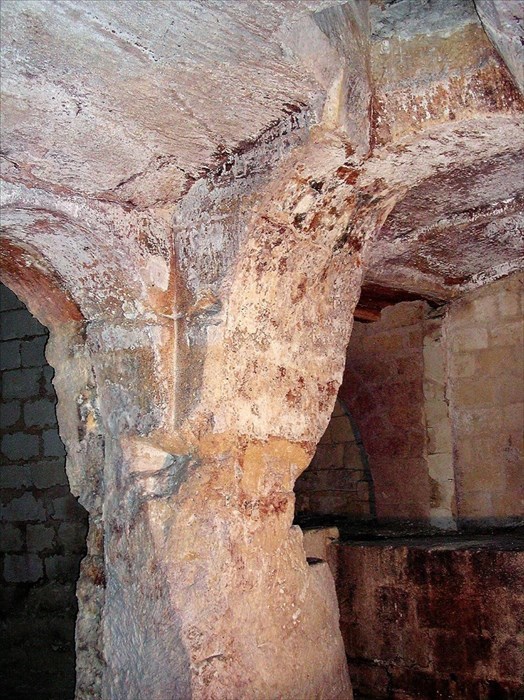 Castellaneta, Cripta di san Nicola le chiancarelle, particolare di un pilastro cruciforme