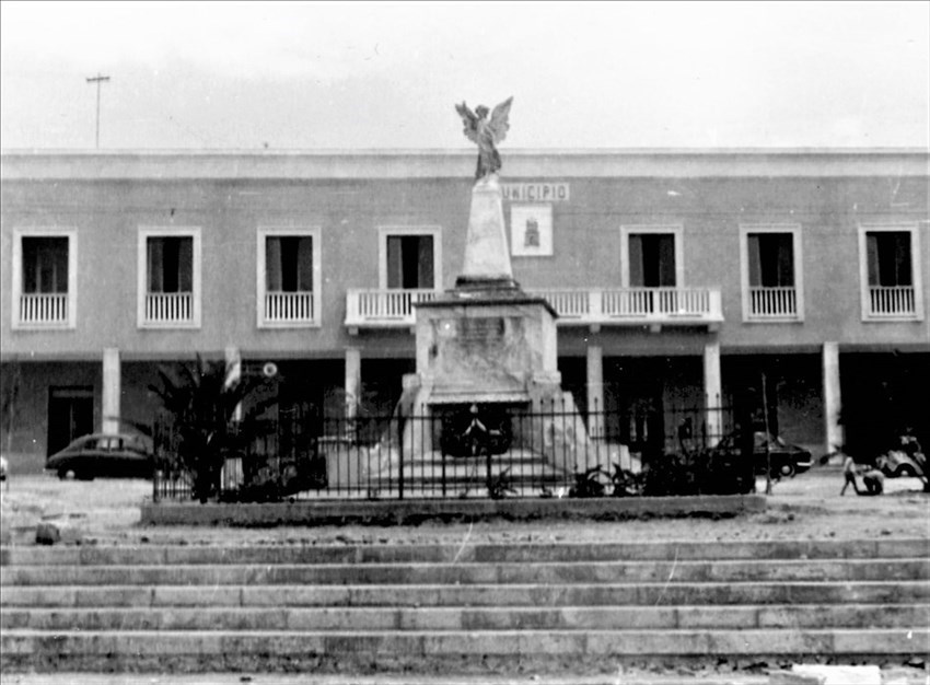 Castellaneta, Il nuovo municipio e il monumento ai caduti