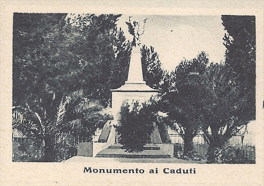 Prima della costruzione del municipio l'area con il monumento costituiva il parco della Rimembranza