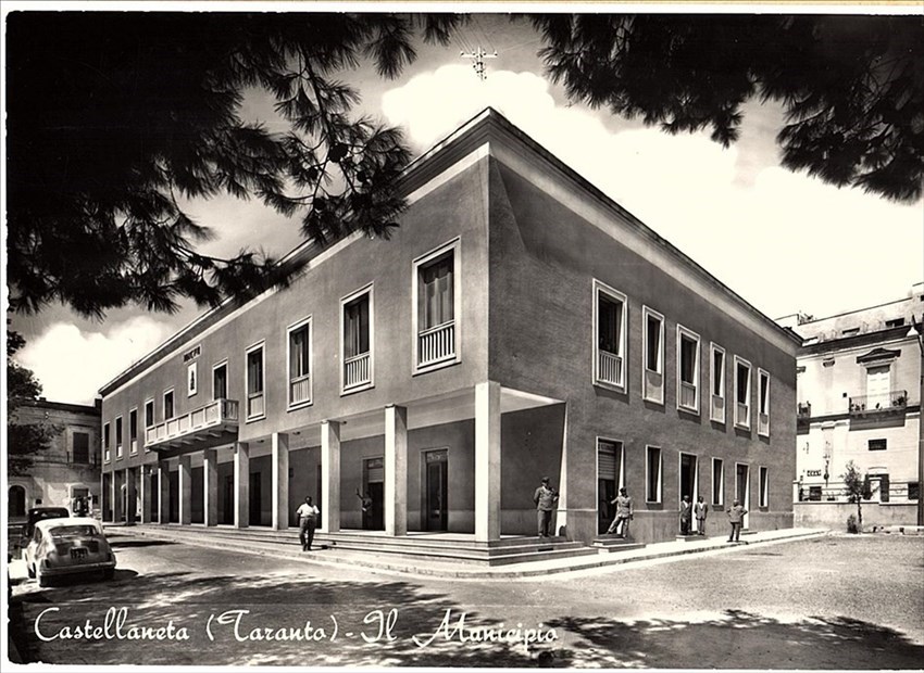 Castellaneta, il nuovo municipio, soggetto di cartoline illustrate