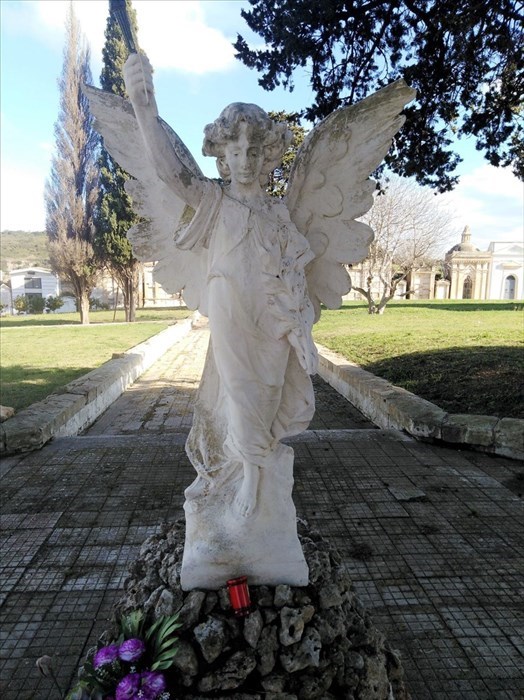 Quando il monumento ai caduti fu sostituito, l'angelo fu trasportato nel cimitero comunale