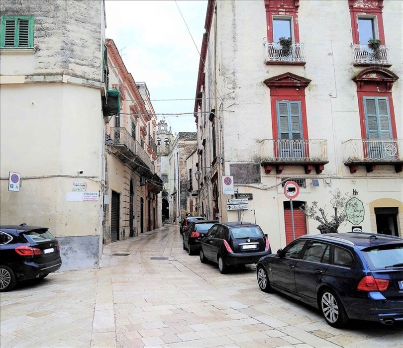 Castellaneta, inizio di via Vittorio Emanuele, angolo via Perrone