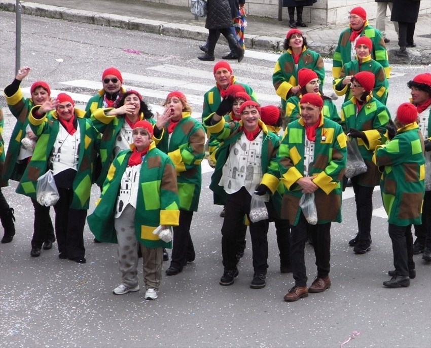 Castellaneta, Sfilata di carnevale, il gruppo della maschera locale Peucezio Sbadiglione