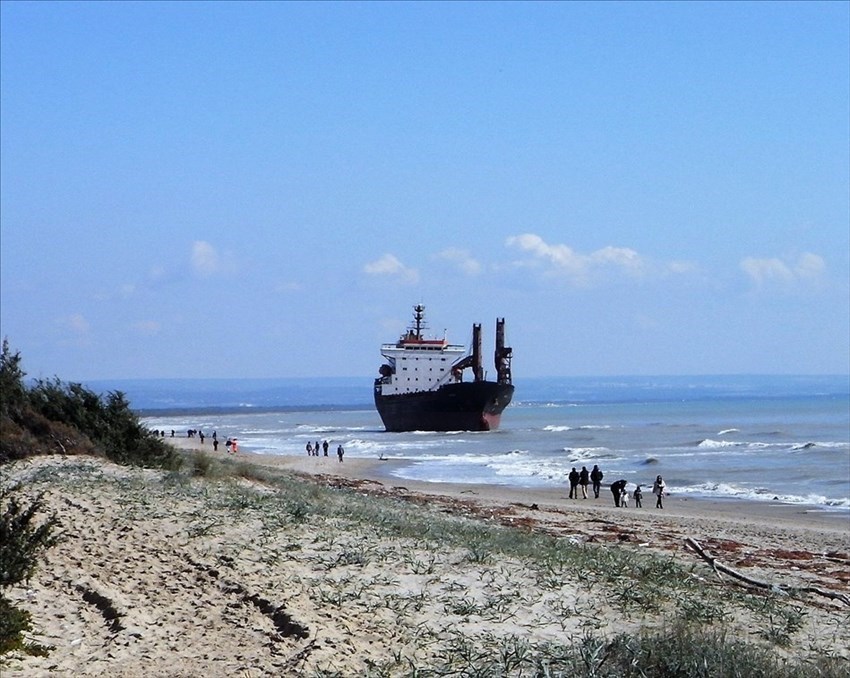 Castellaneta Marina, come turisti, tutti a vedere la nave incagliata