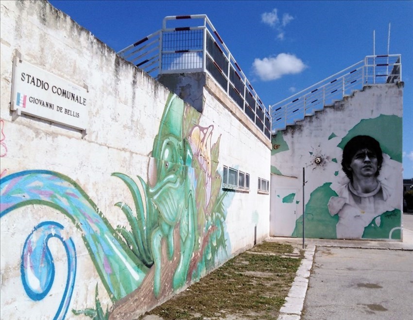 Muro di recinzione dello stadio De Bellis