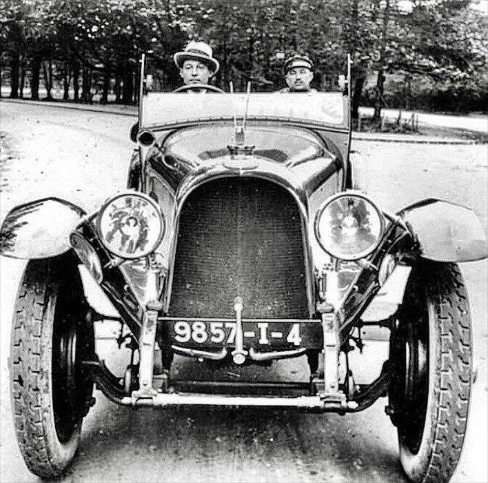 Valentino con una delle sue auto Voisin