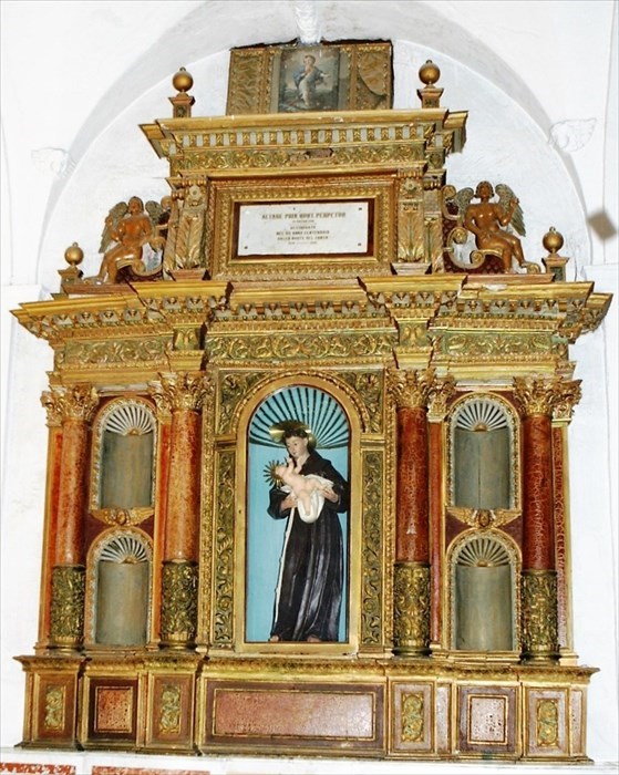 Altare dedicato a sant'Antonio, particolarmente curato negli effetti scenografici e compositivi