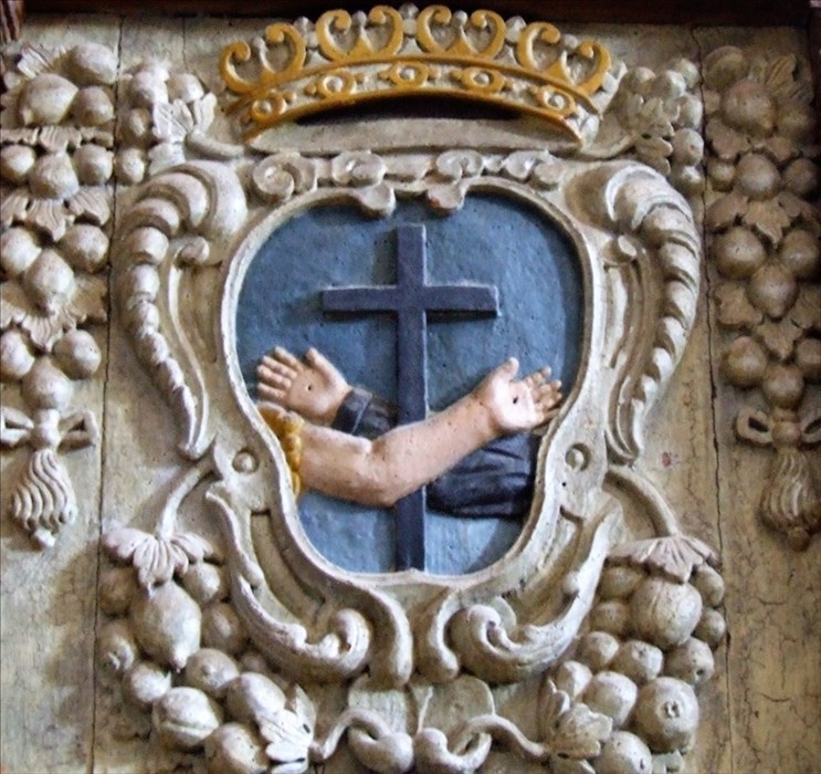 Nella chiesa antica di san Francesco una volta lo stemma francescano sul pulpito era colorato