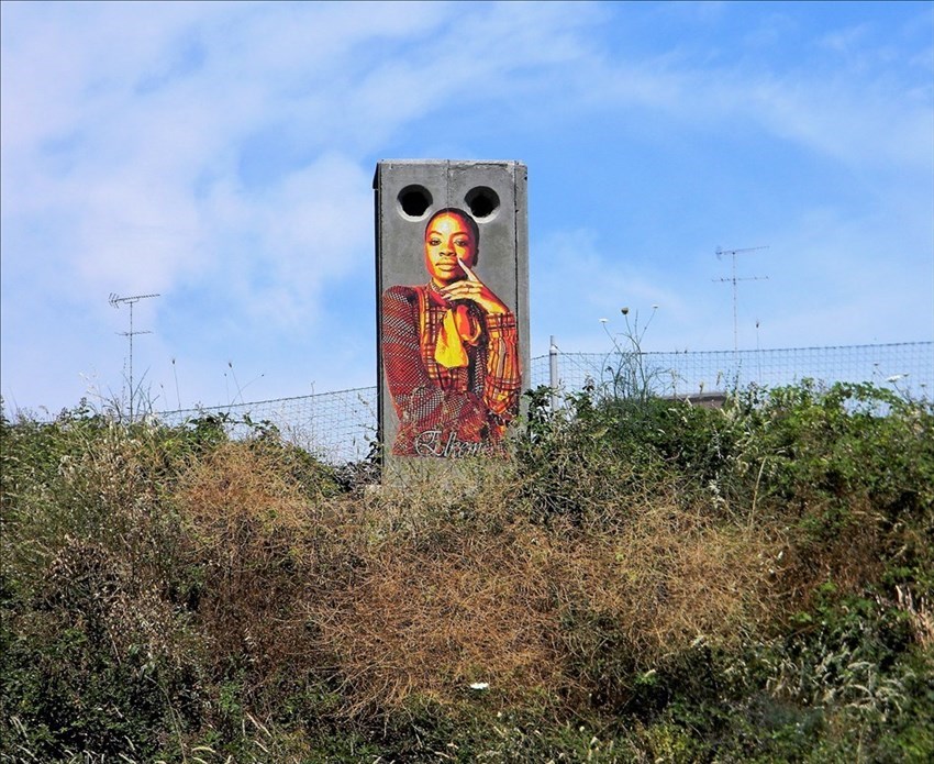 Il murale realizzato sulla parete di una antica cabina telefonica della ferrovia